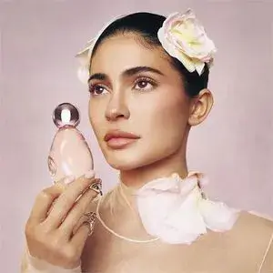 Kylie Jenner Parfümlerde Sepette Hediye 